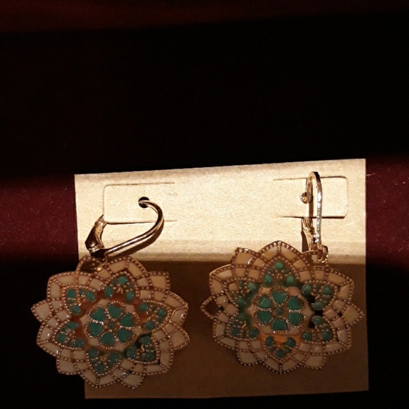 2 for $18☆ NWT ☆ Teal Flower Earrings - Picture 3 of 3